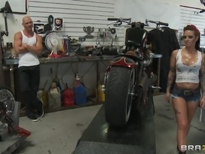 sexy tattooed babe fucked in a bike garage
