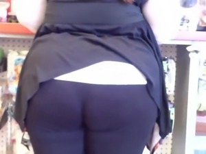 Young bbw puts on a show for the cam