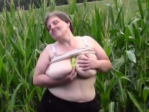 Chubby amateur chick visits her field of corn and goes wild there