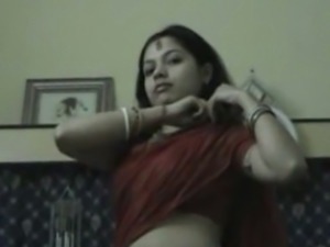 Adorable Indian girl is posing in homemade sex video
