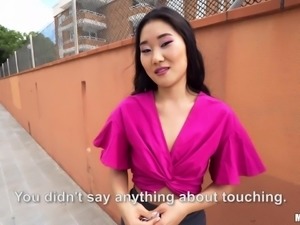 She was in need of some quick cash, so this lovely Asian babe agreed to suck...