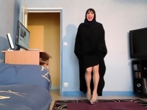 Seductive brunette mom flashes her fabulous body on webcam