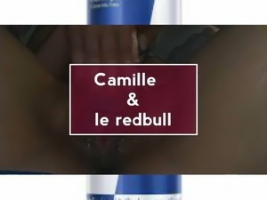 Camille se doigte avant de se rentrer un redbull