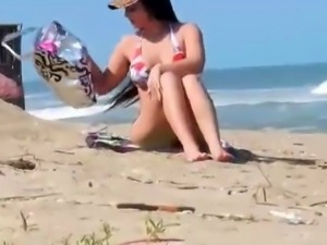 Curvy amateur Latina plays with her wet pussy on the beach