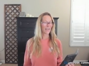 Sexy Milf Camgirl Gives An Honest Dick Rating For Forearmguy...