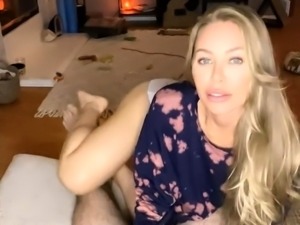 Ravishing pornstar milf working her magic on POV cock