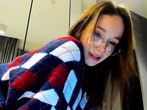 Pantyhosed camgirl with perfect ass makes herself cum hard