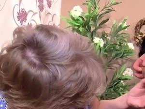 Lonely mature woman gets to fuck in a threesome