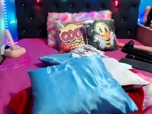 Sexy hottie Anetta Keys enjoys a solo toy masturbation