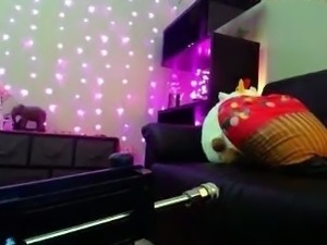 Solo big ass brunette uses toy