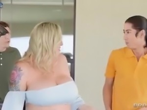 Big tiddied stepmom sneakily blows me when I play videogames